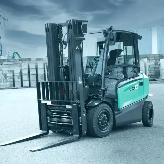 Una carretilla elevadora verde y negra está estacionada en un estacionamiento