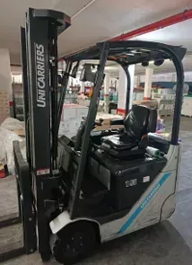 Una carretilla elevadora está estacionada en un garaje en un almacén.