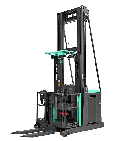 Una carretilla elevadora negra y verde sobre un fondo blanco.