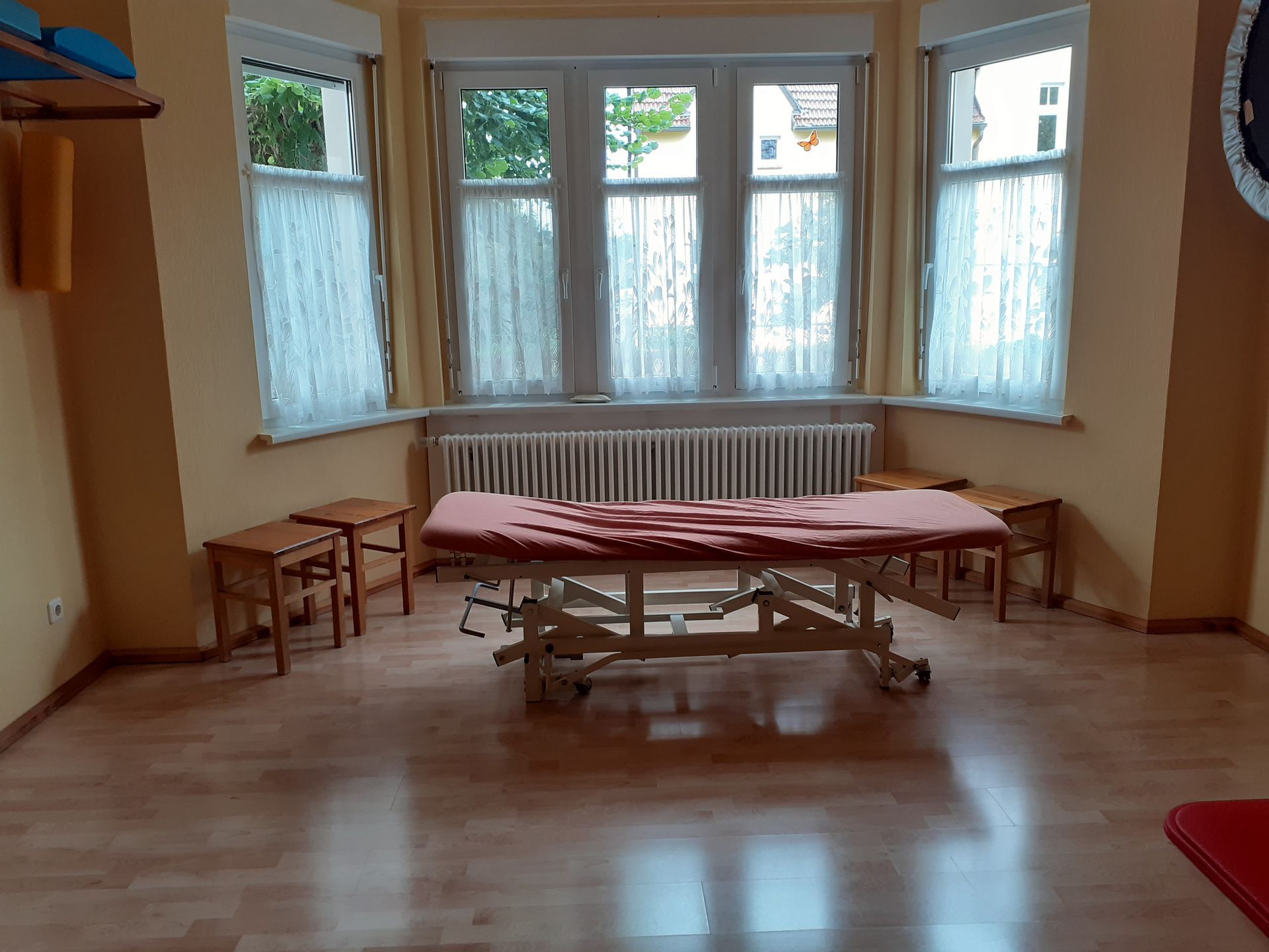 Praxis von der Physiotherapie Stefanie Schulz mit einem Massagetisch