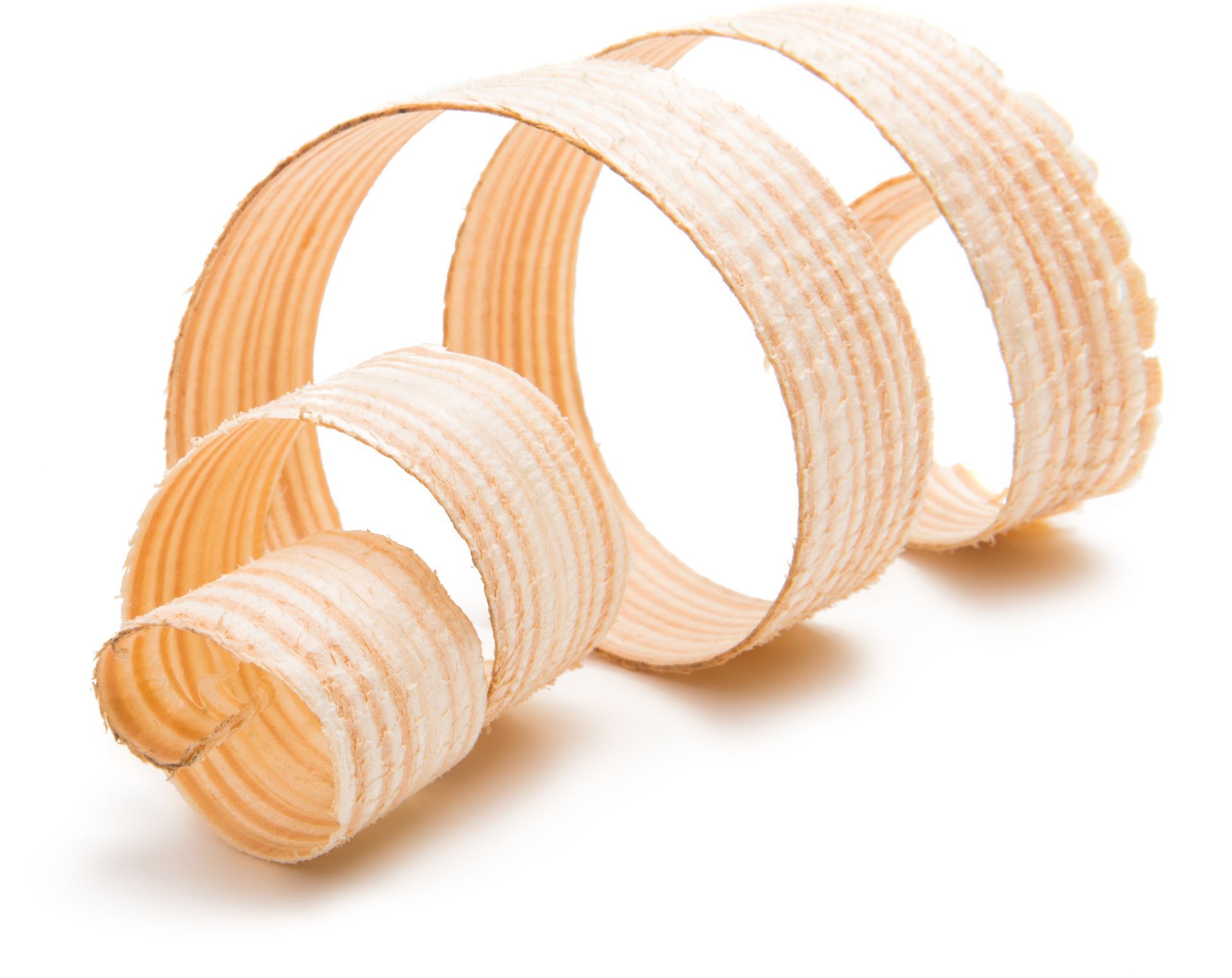 Spirale aus hellen Holzspänen vor weißem Hintergrund.