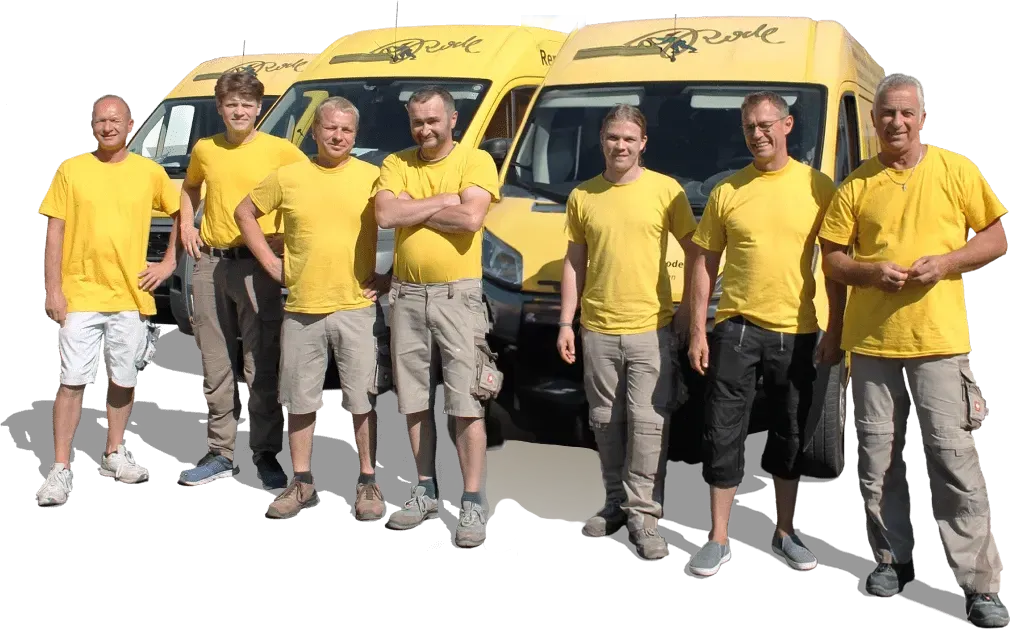 Eine Gruppe von Männern in gelben Hemden und Shorts steht vor gelben Lieferwagen.