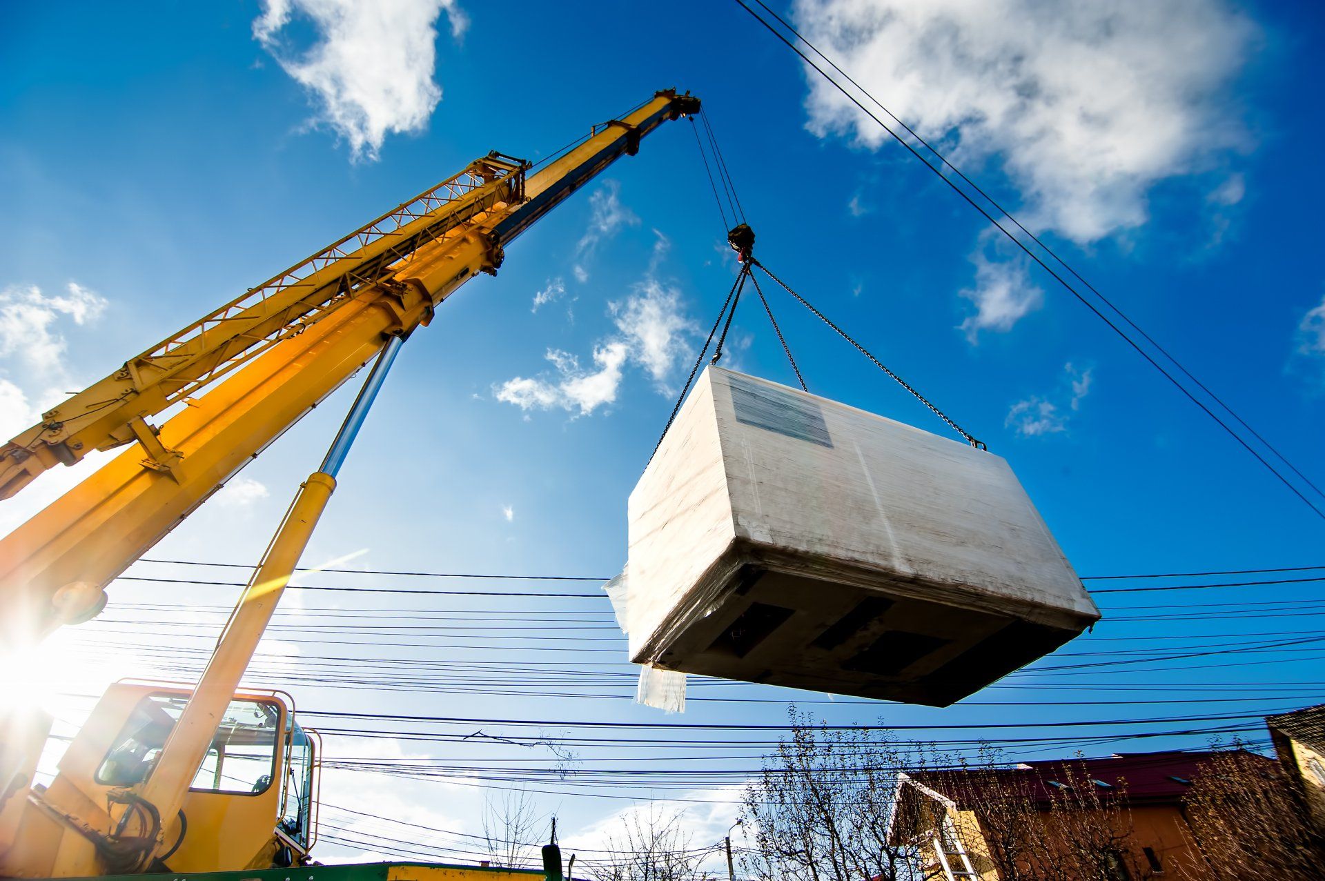 Une grue transportant une pallette 