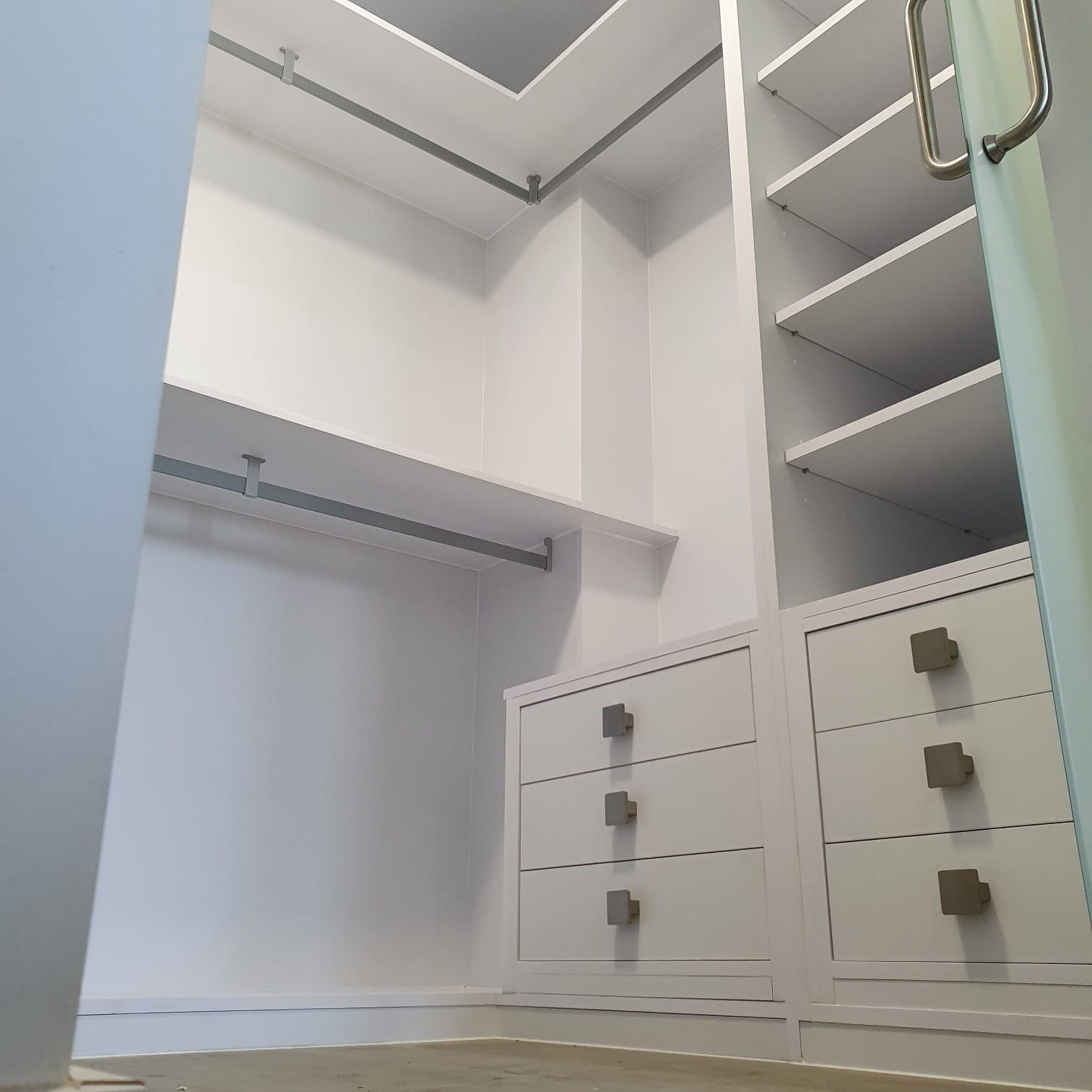 Un vestidor con muchos estantes y cajones.