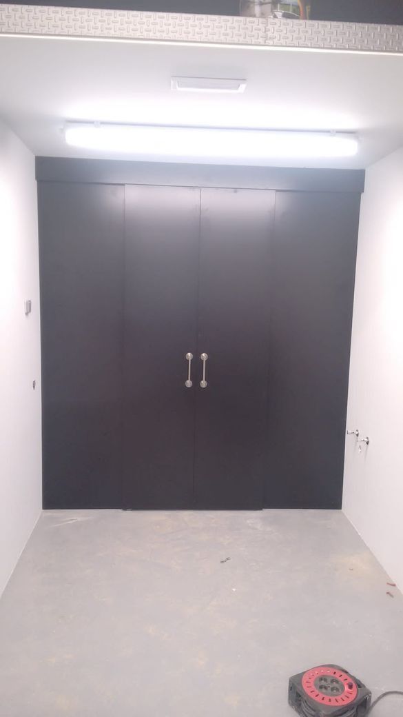 Hay una puerta negra en el medio de una habitación.