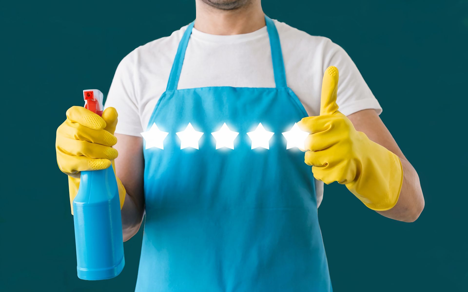 Une personne en tablier et gants tenant un produit nettoyant, le pouce levé, arbore une note cinq étoiles.