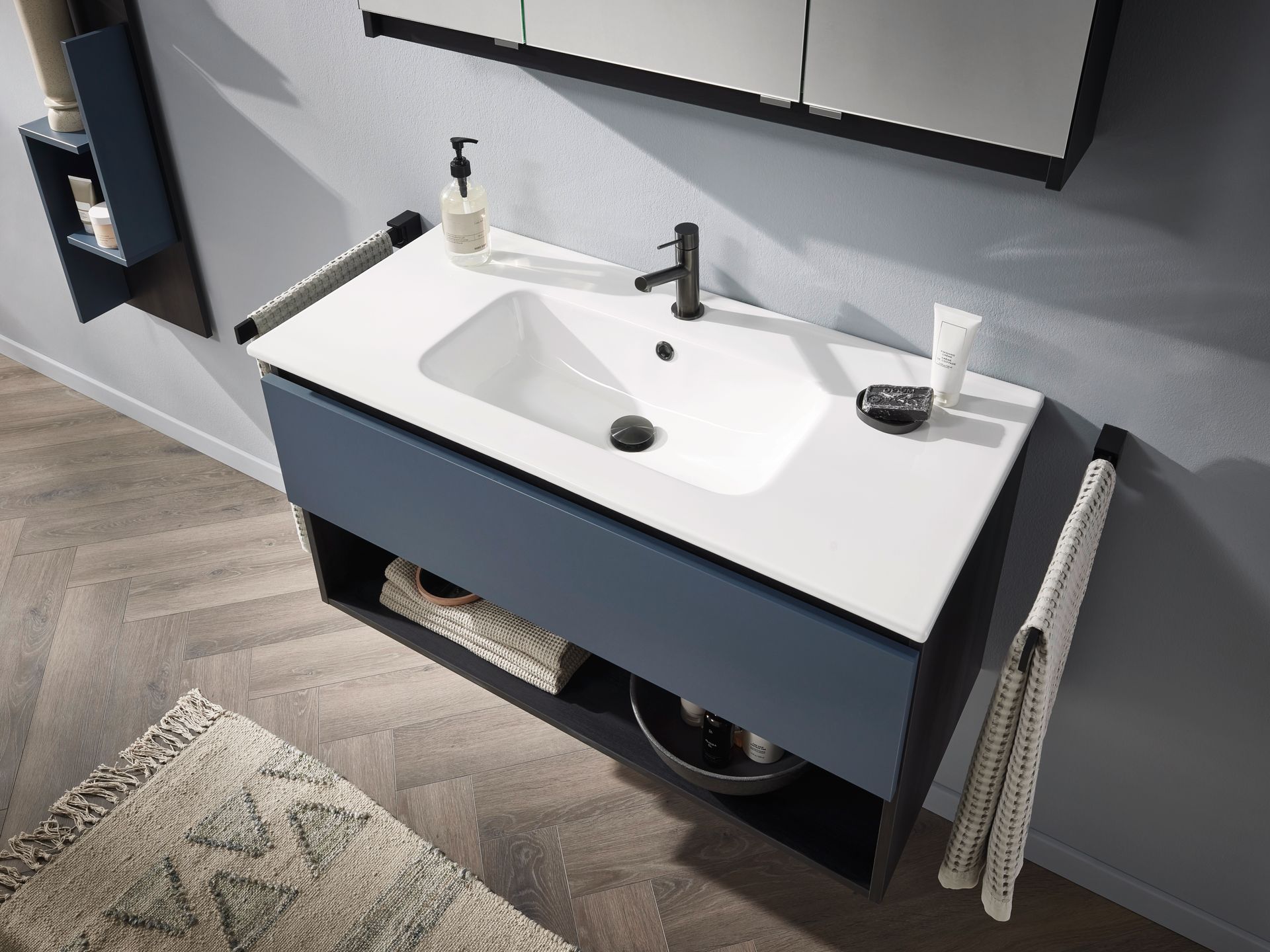 Modernes Doppelwaschbecken mit großem Spiegel und grauen Wandfliesen.