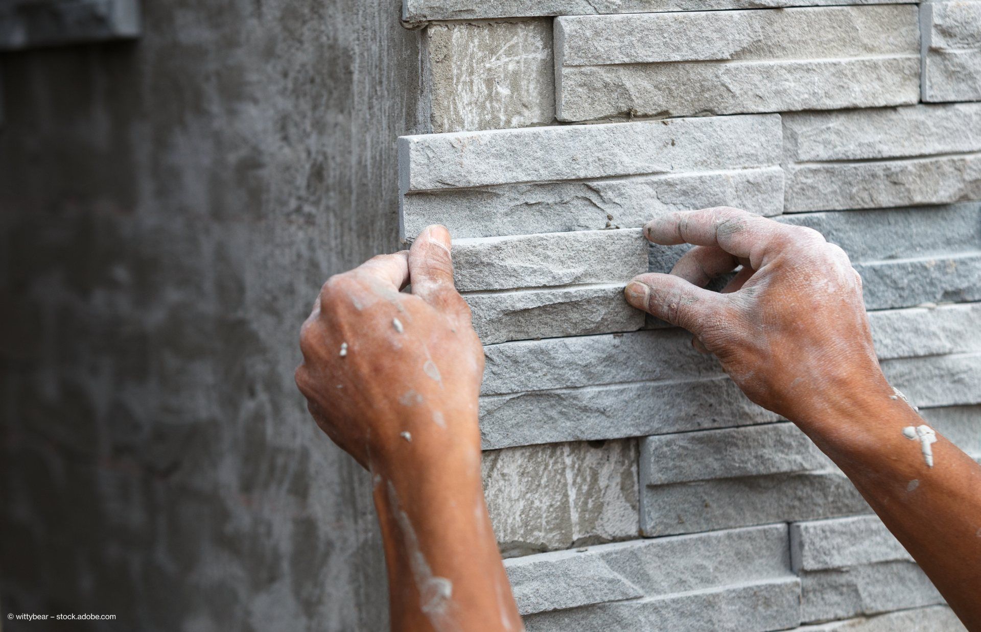 Wandverkleidung mit Fliesen wird angebracht