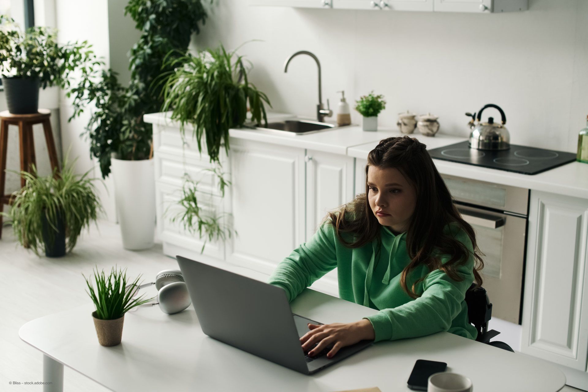 Offenes großes barrierefreies Badezimmer