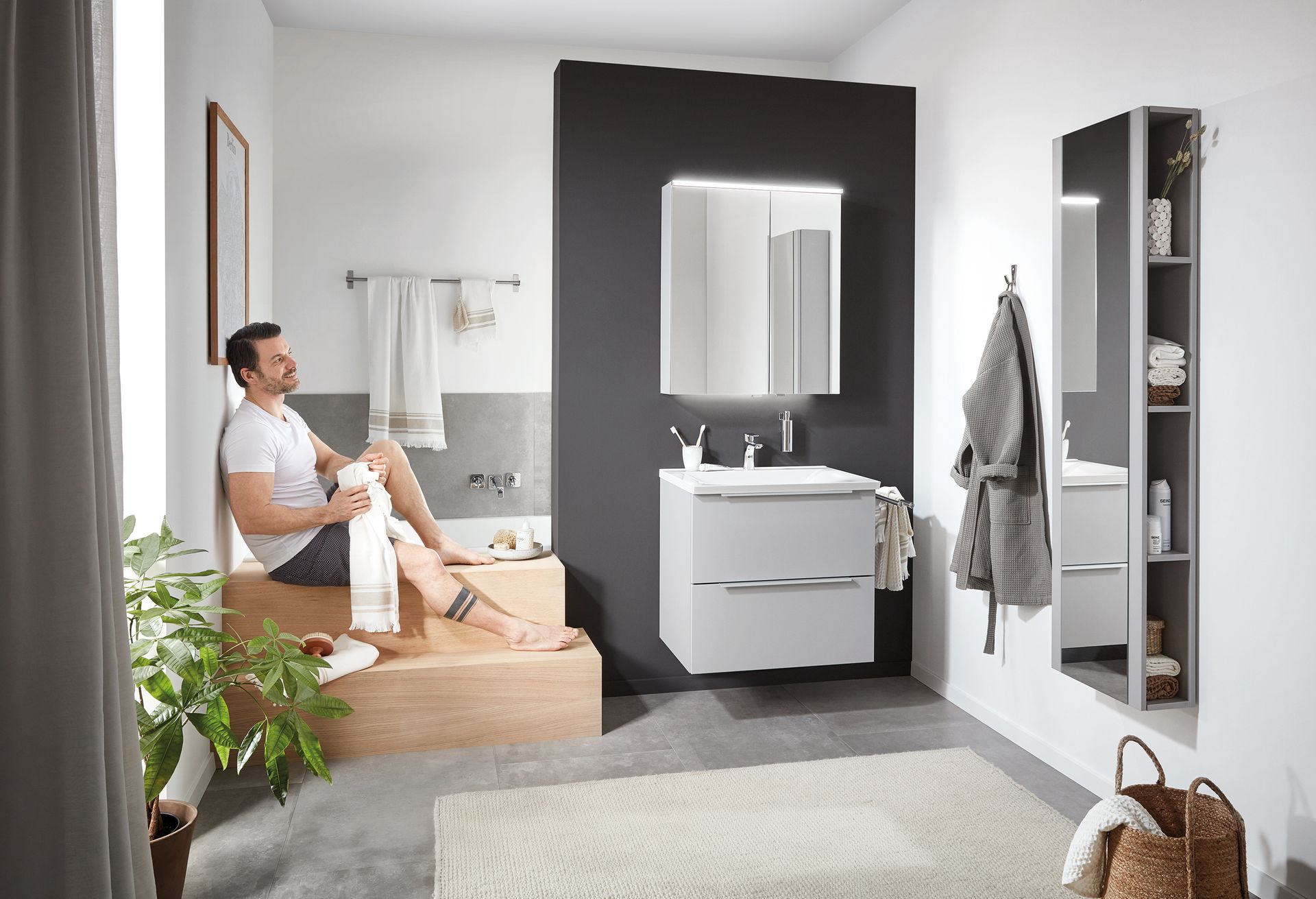 Freistehende Badewanne in modernem Badezimmer