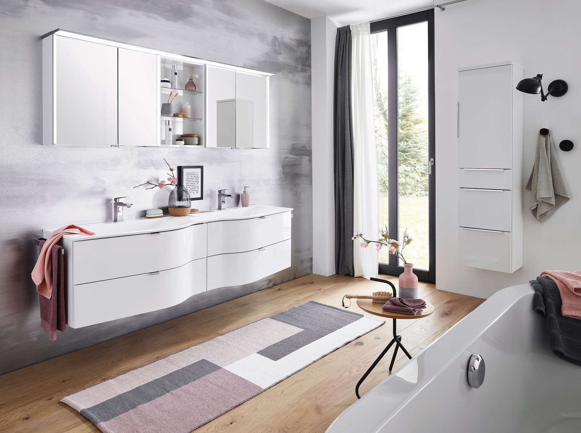 Modernes Badezimmer mit Doppelwaschtisch, großem Spiegel und hellen Wandfliesen.