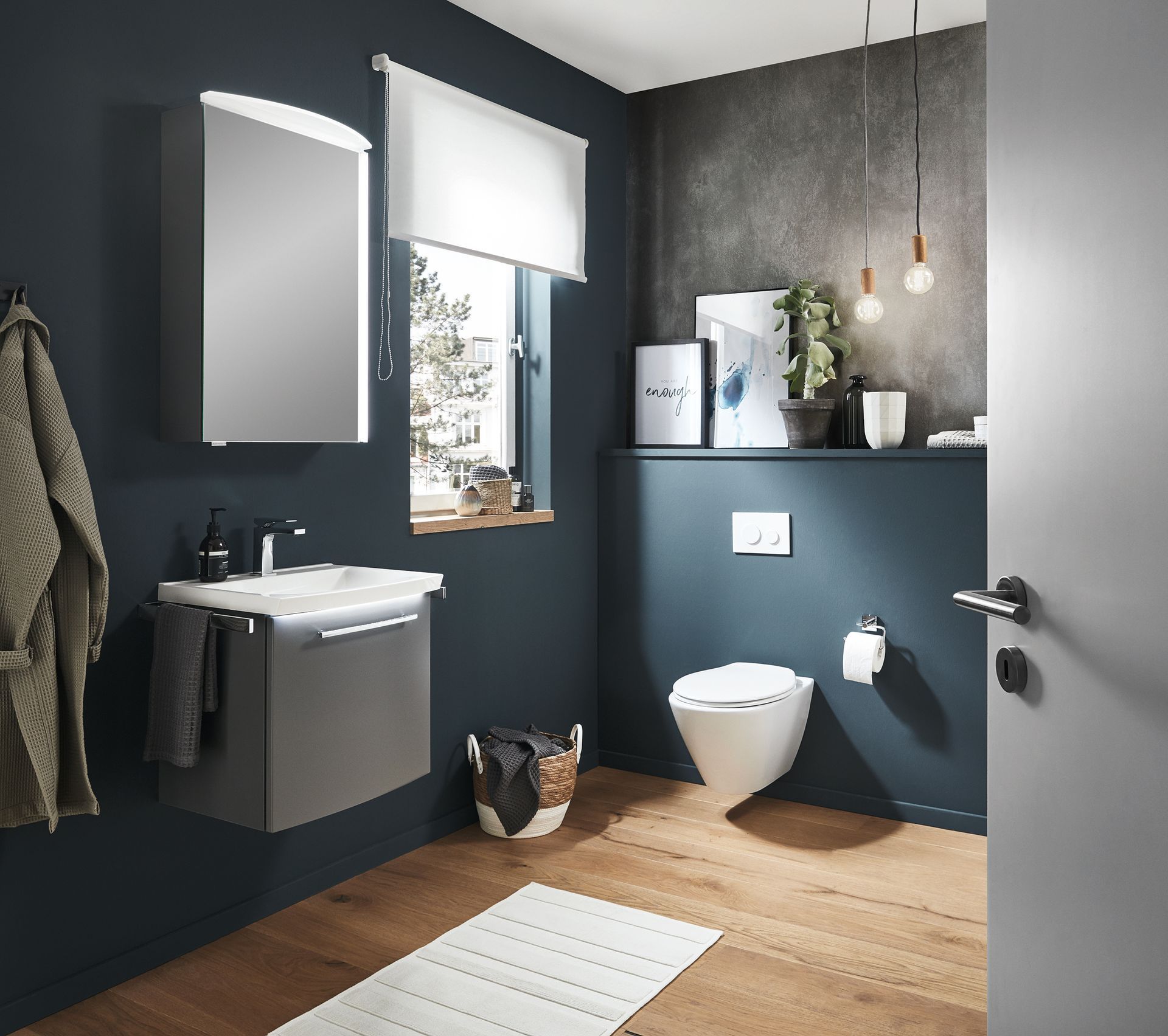 Dunkles, modernes Badezimmer mit Waschtisch, Spiegel und dekorativer Beleuchtung.