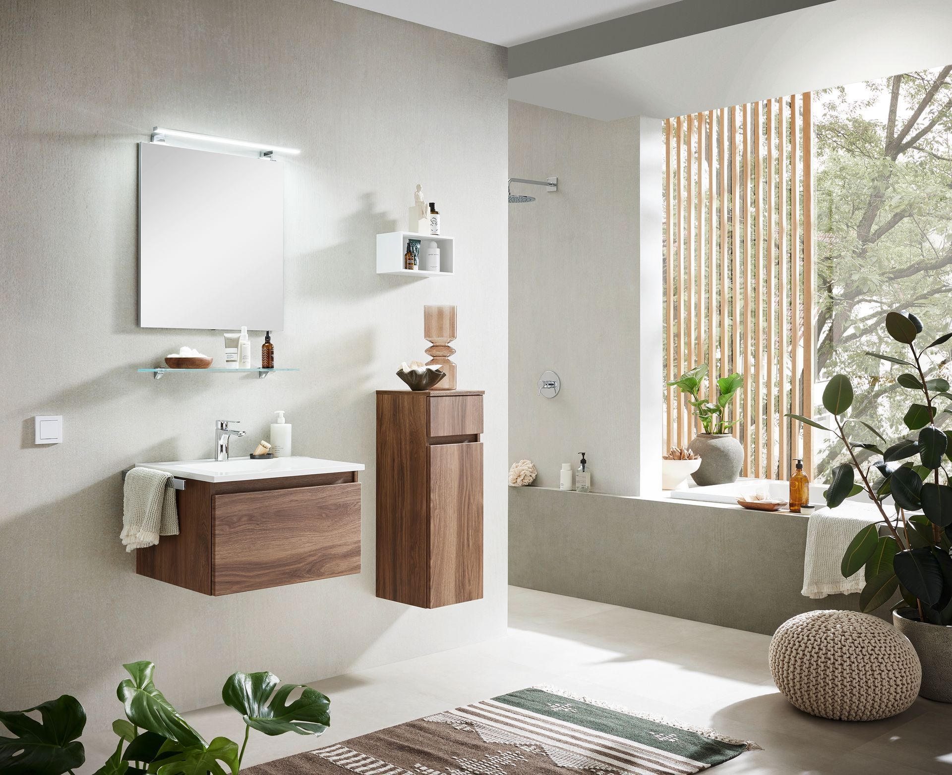 Modernes Badezimmer mit Waschtisch, Spiegel und dekorativem Holzelement.