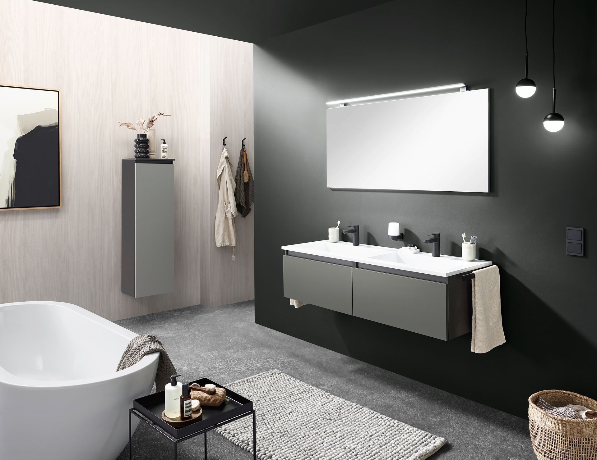 Helles Bad mit großem Spiegel, Doppelwaschtisch und dunkler Wandverkleidung.