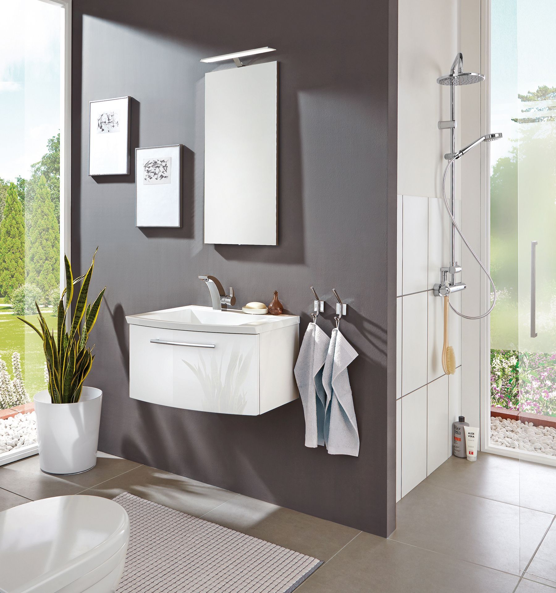 Modernes Bad mit Dusche, Waschtisch und Spiegel in warmen Naturfarben.