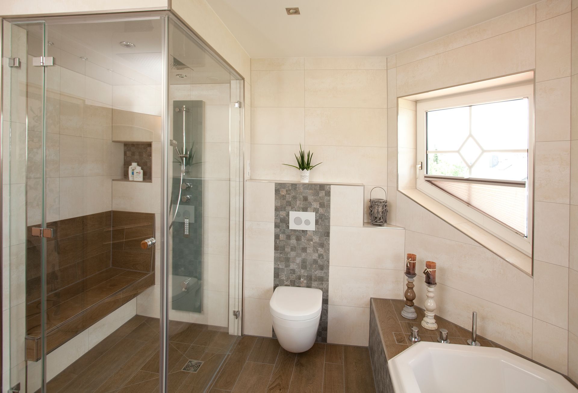 Großzügiges Badezimmer mit Glasdusche, WC und hellem Design.