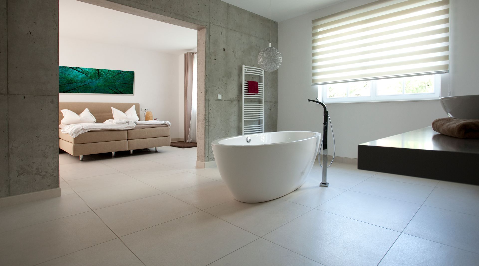 Freistehende Badewanne in modernem Badezimmer, kombiniert mit dunkler Wandgestaltung.