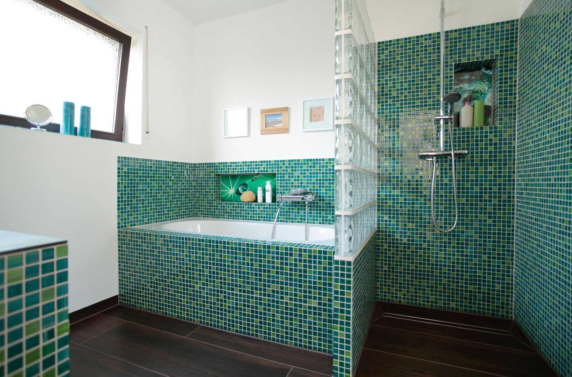 Badezimmer mit grün gemusterten Wandfliesen und Dusche.