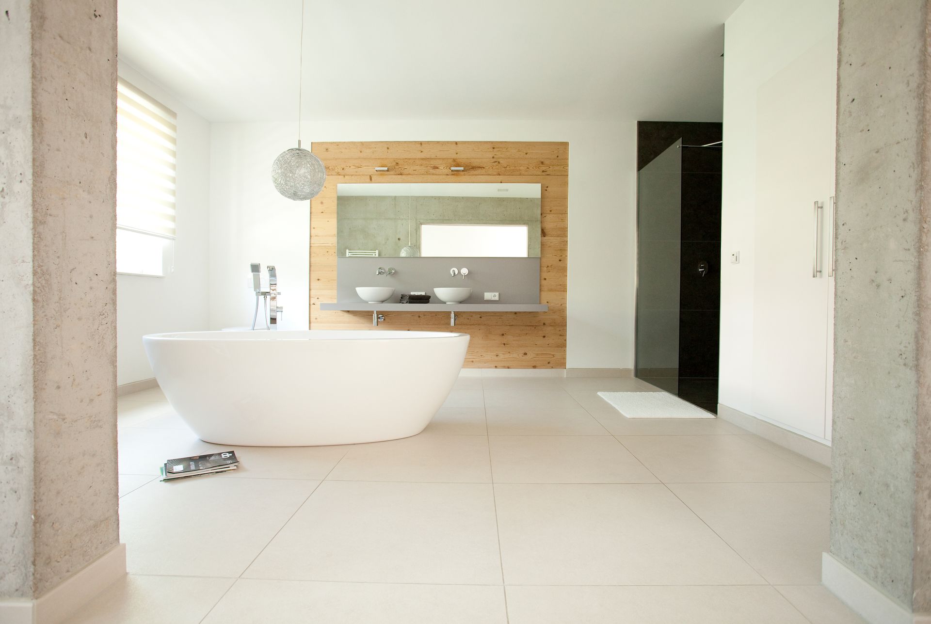 Großes, helles Badezimmer mit Badewanne und modernem Waschtisch.