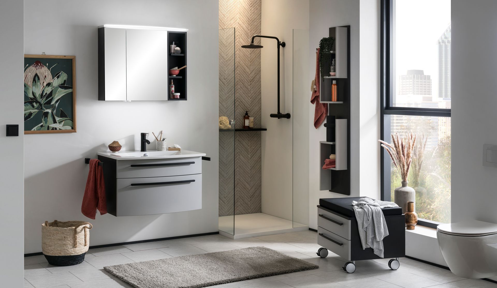 Badezimmer mit hellen Fliesen, großem Spiegel und Dusche im Hintergrund.