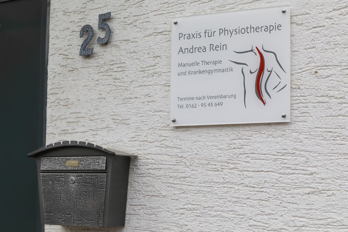 Hauseingang mit Firmenschild