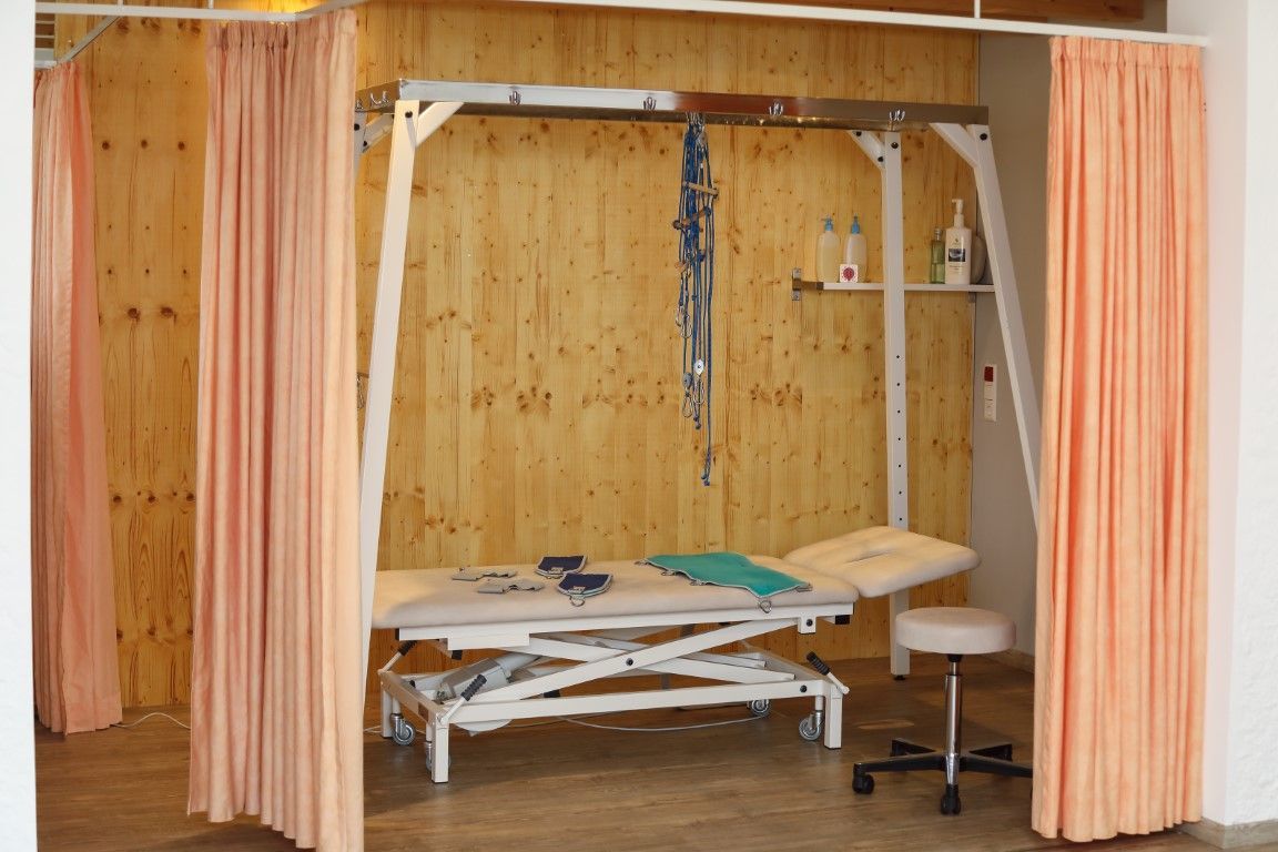 Behandlungsliege mit Vorhang