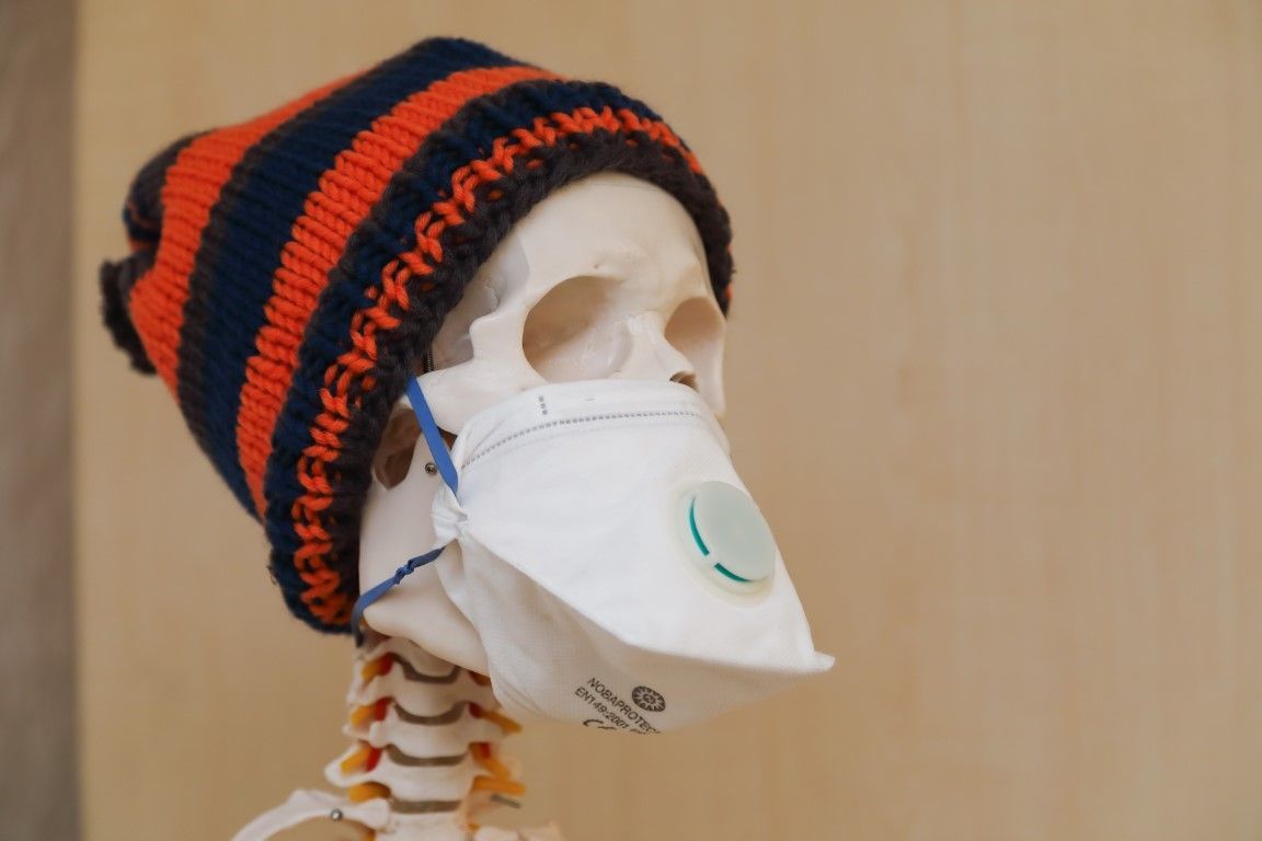 Skelett mit Wintermütze und Coronamaske