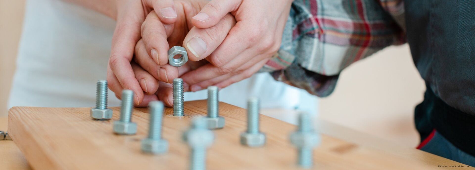 Ältere Person wird bei einer ergotherapeutischen Übung geholfen