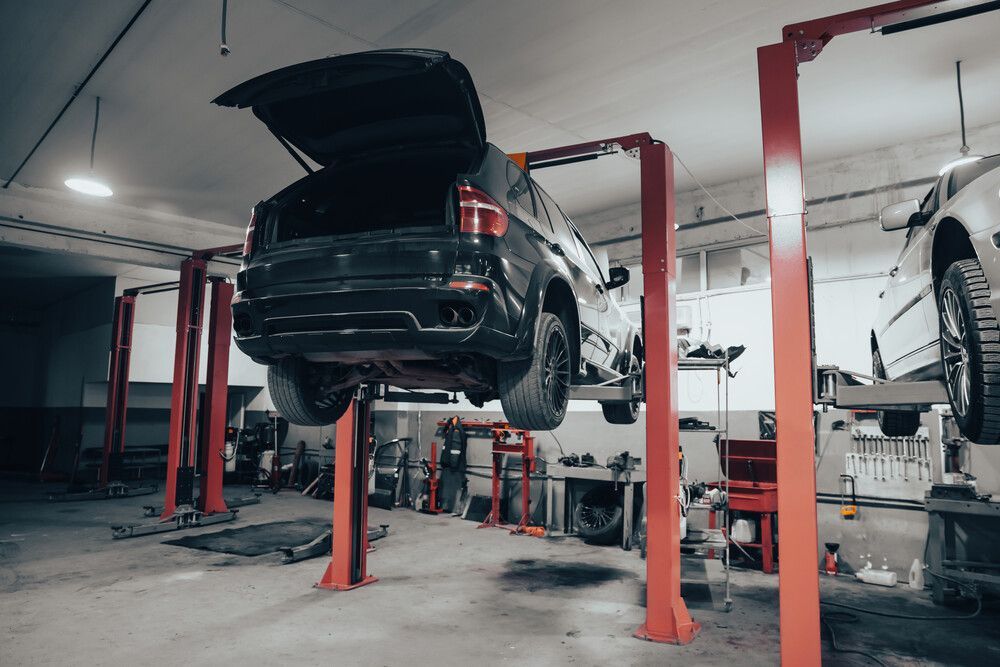 Un coche está estacionado en un elevador en un garaje.