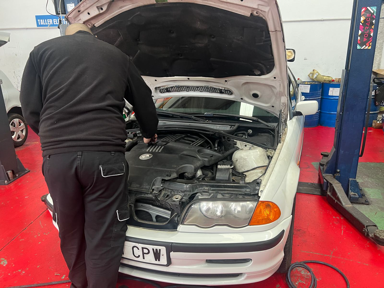 Mecánico arreglando coche