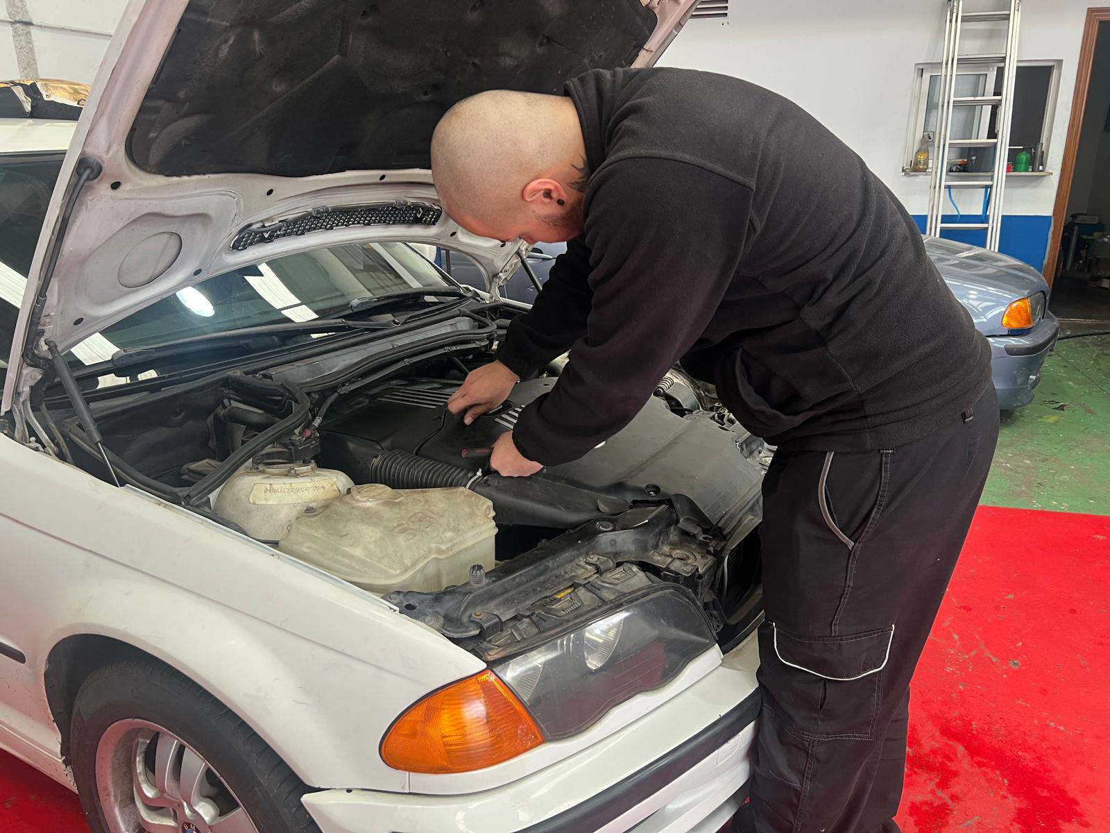 Mecánico arreglando coche