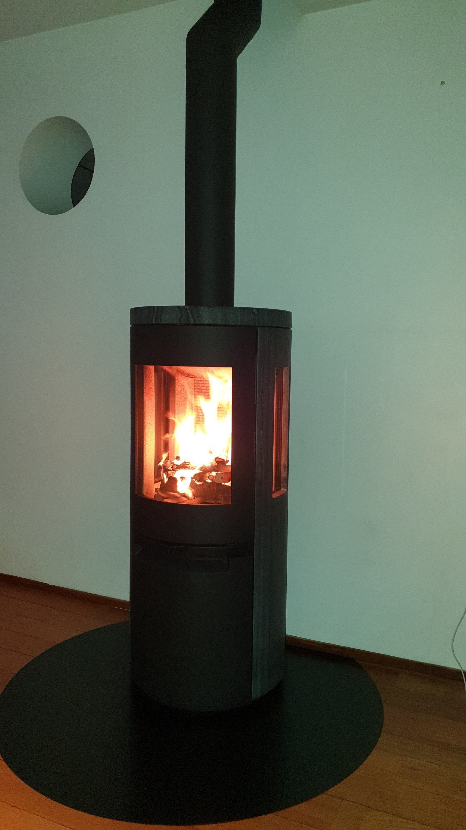 Poêle à bois, mur vert d’eau
