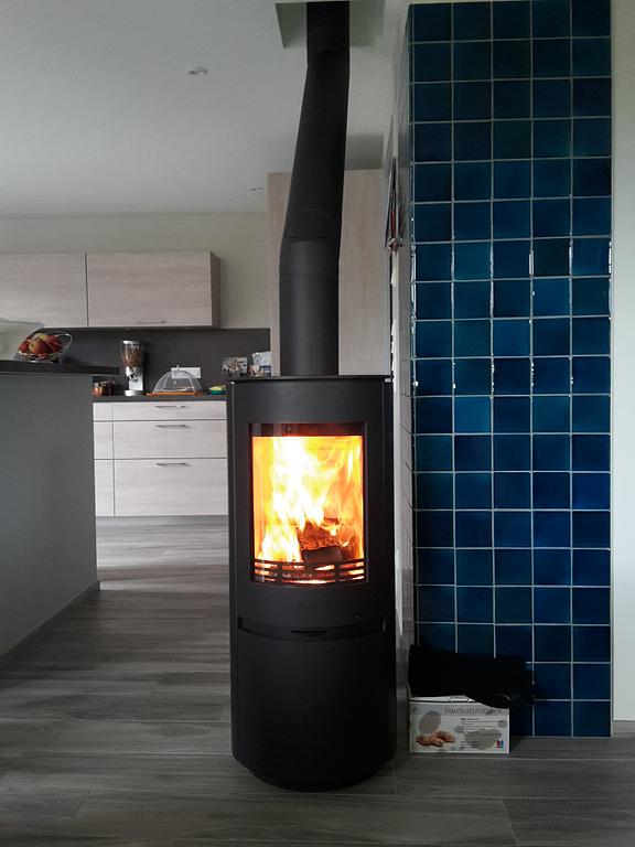 Poêle à bois dans une cuisine
