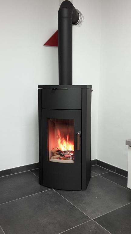 Poêle à bois dans un coin