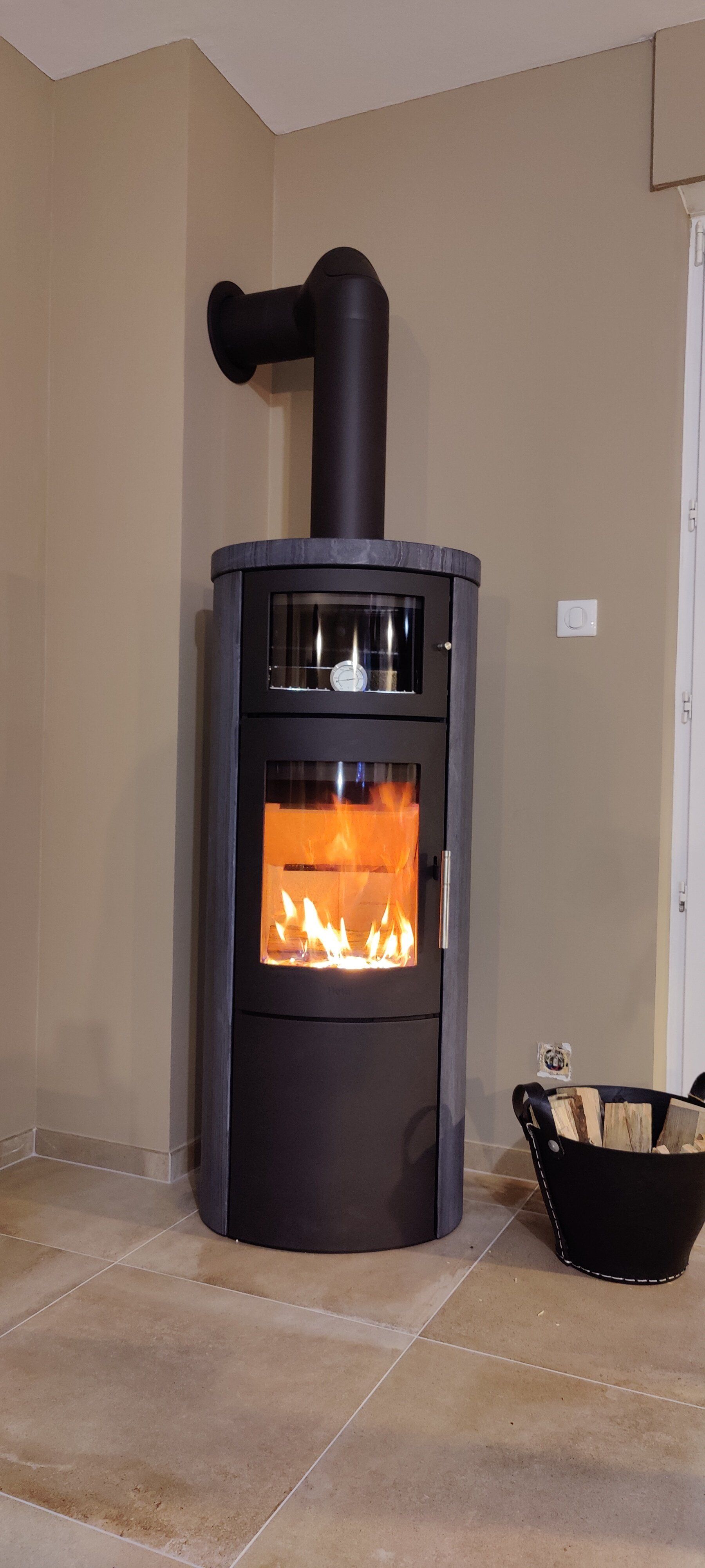 Poêle à bois arrondi de face