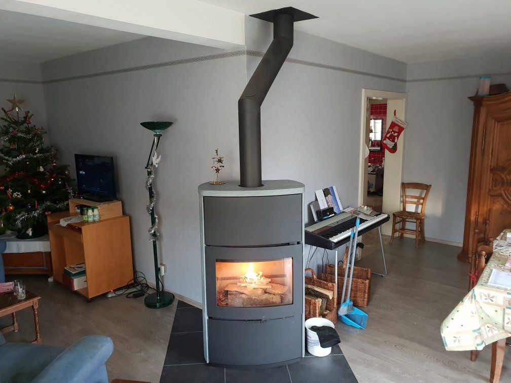 Poêle à granulés gris de forme ovale