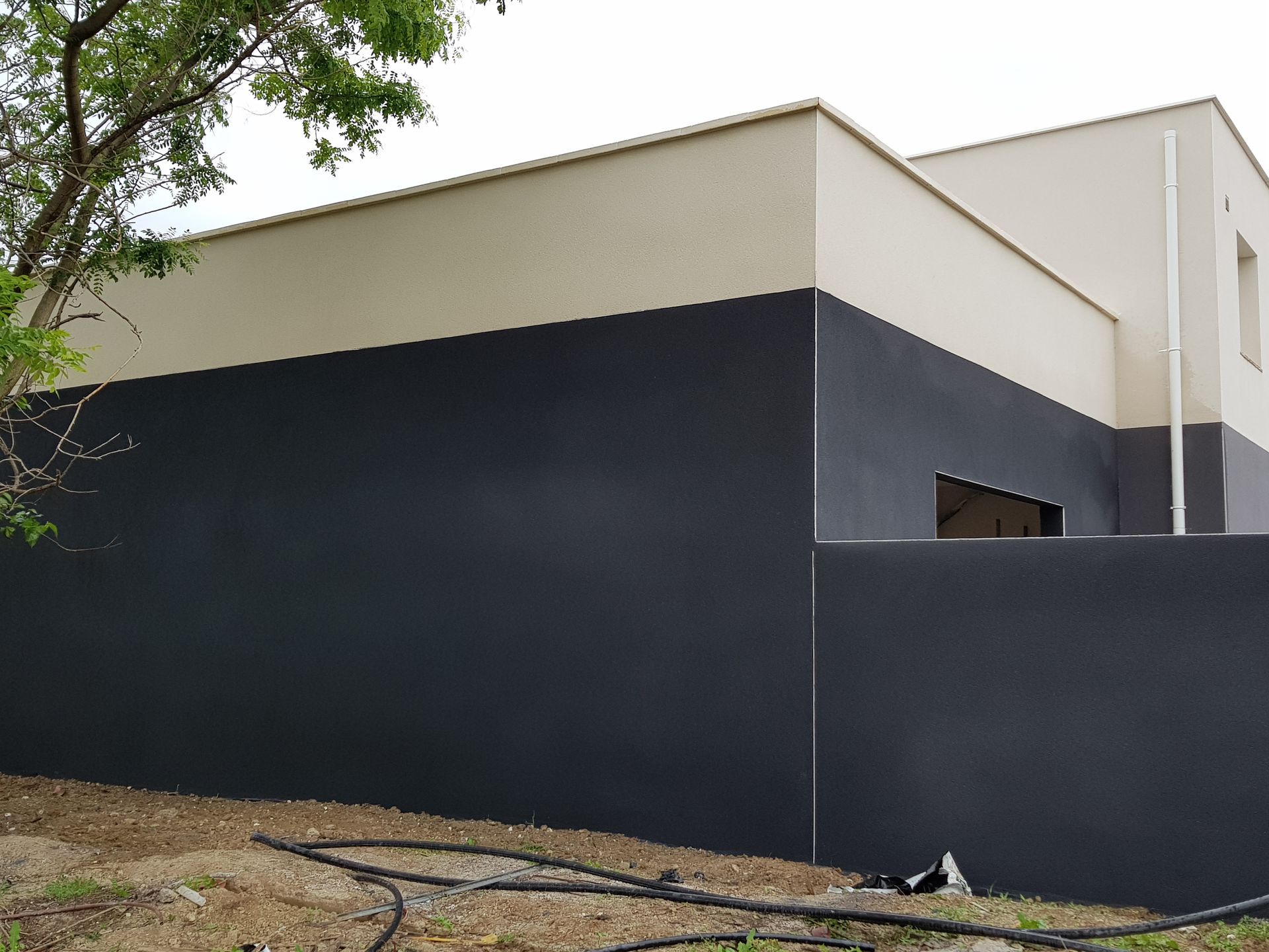 Mur noir et blanc juste repeint