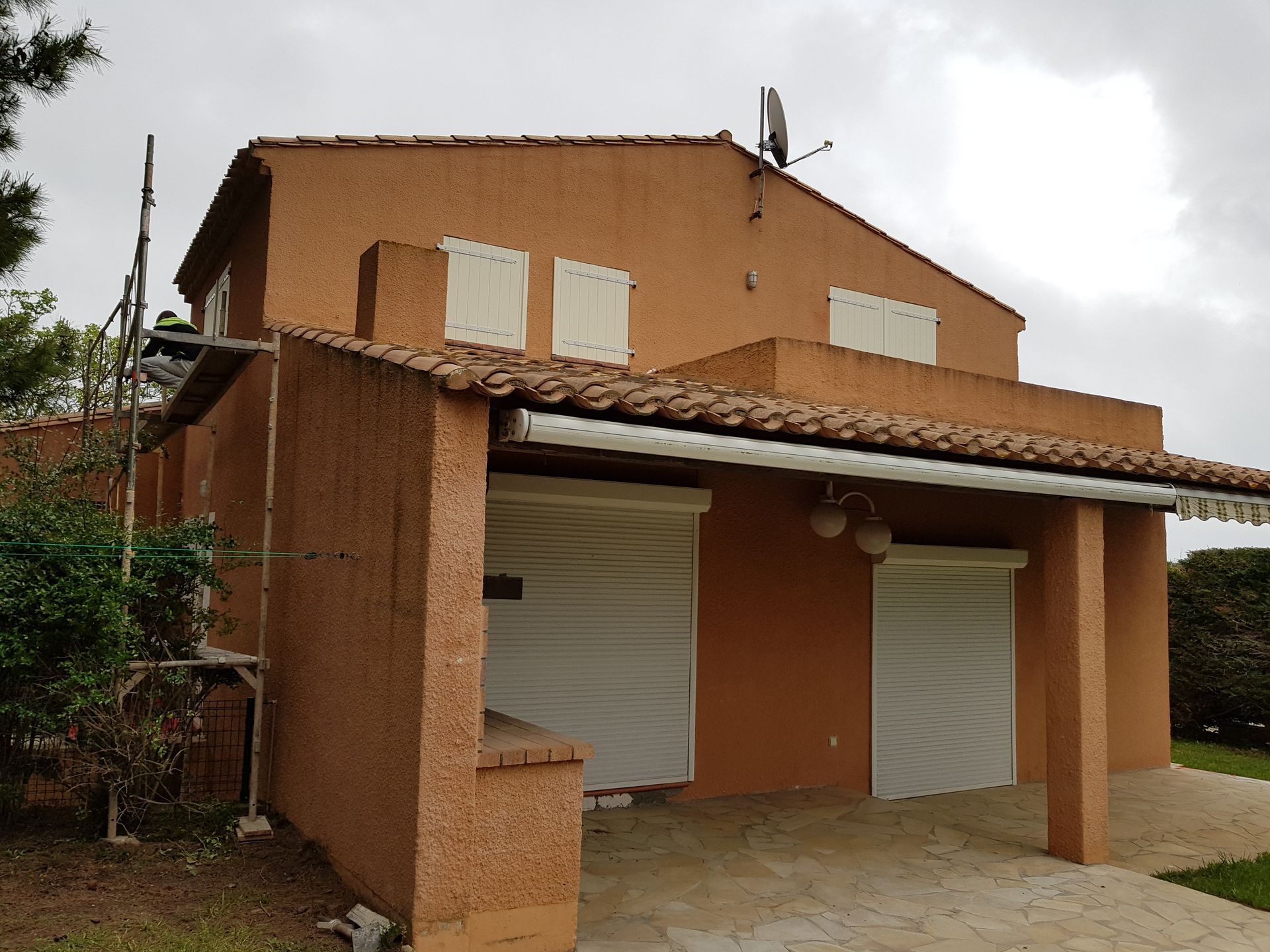 Maison orange avec volets blancs