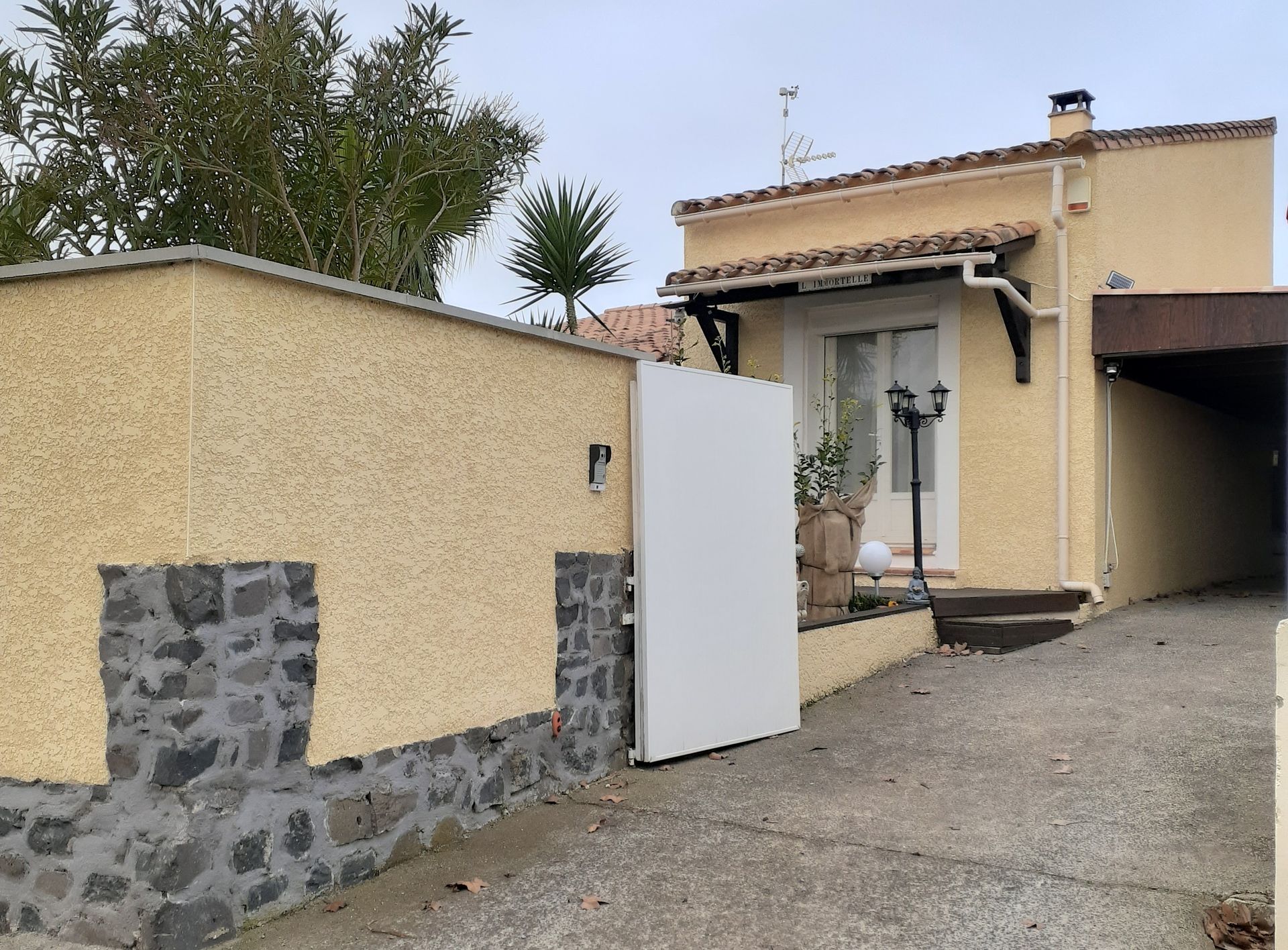 Mur en crépis avec pierres noires