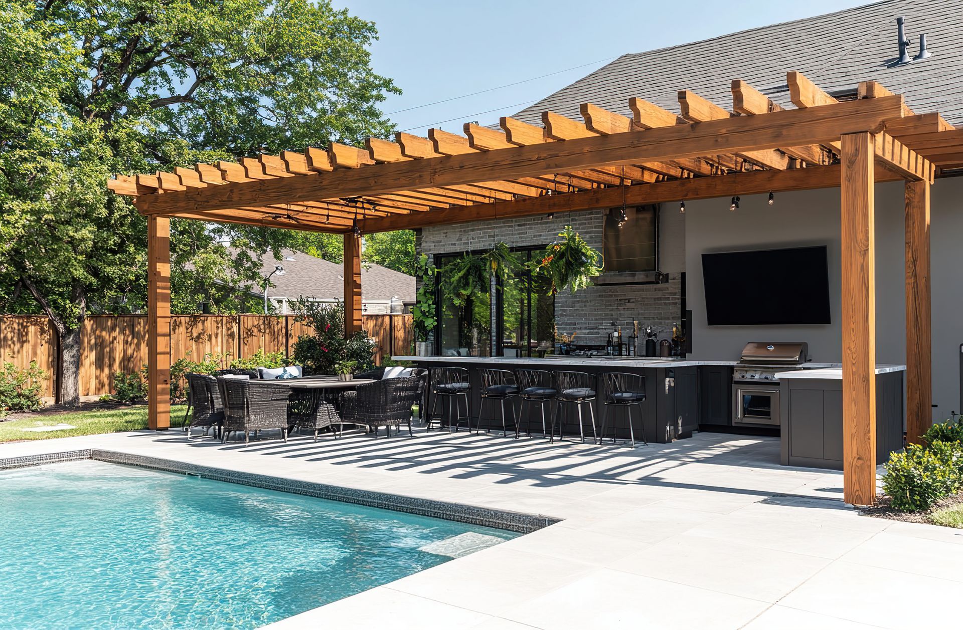 Professionnel installant une terrasse en bois