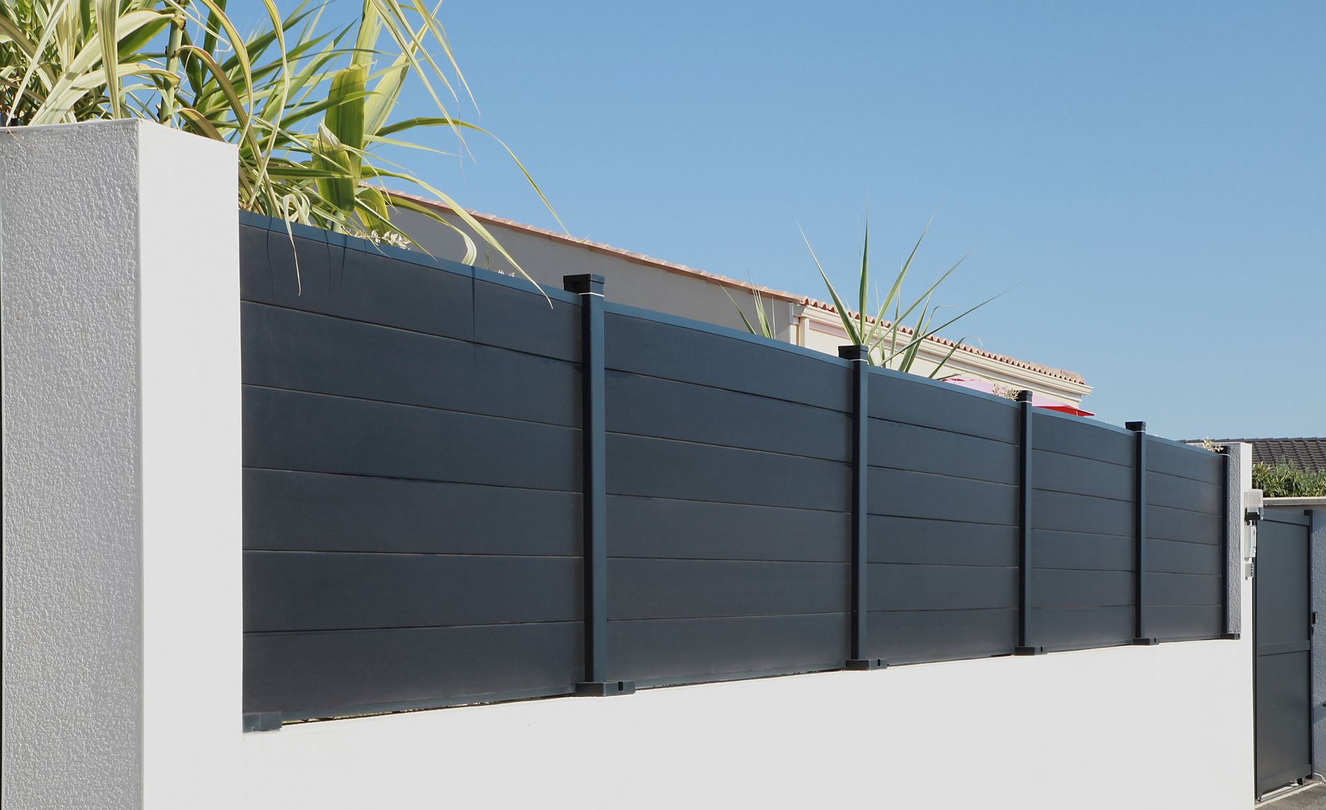 Professionnel nettoyant un mur noirci