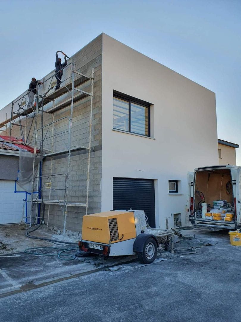 Travaux d'une façade de maison récente