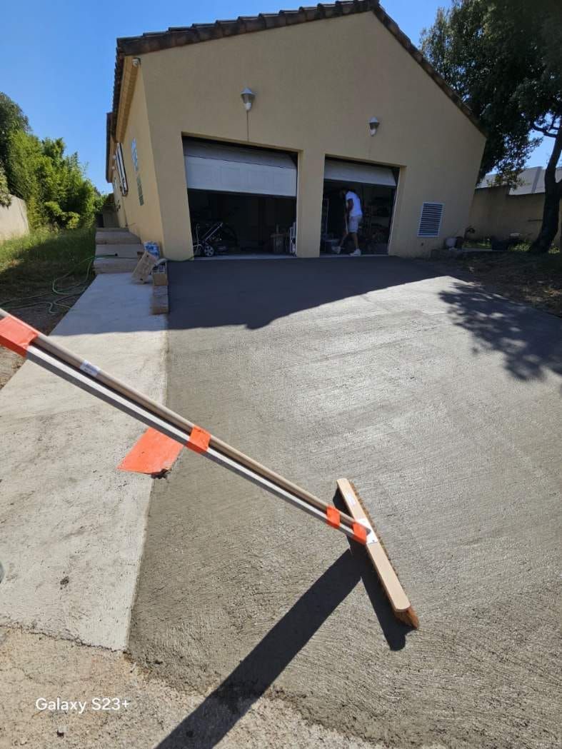 Lissage de goudron devant une propriété