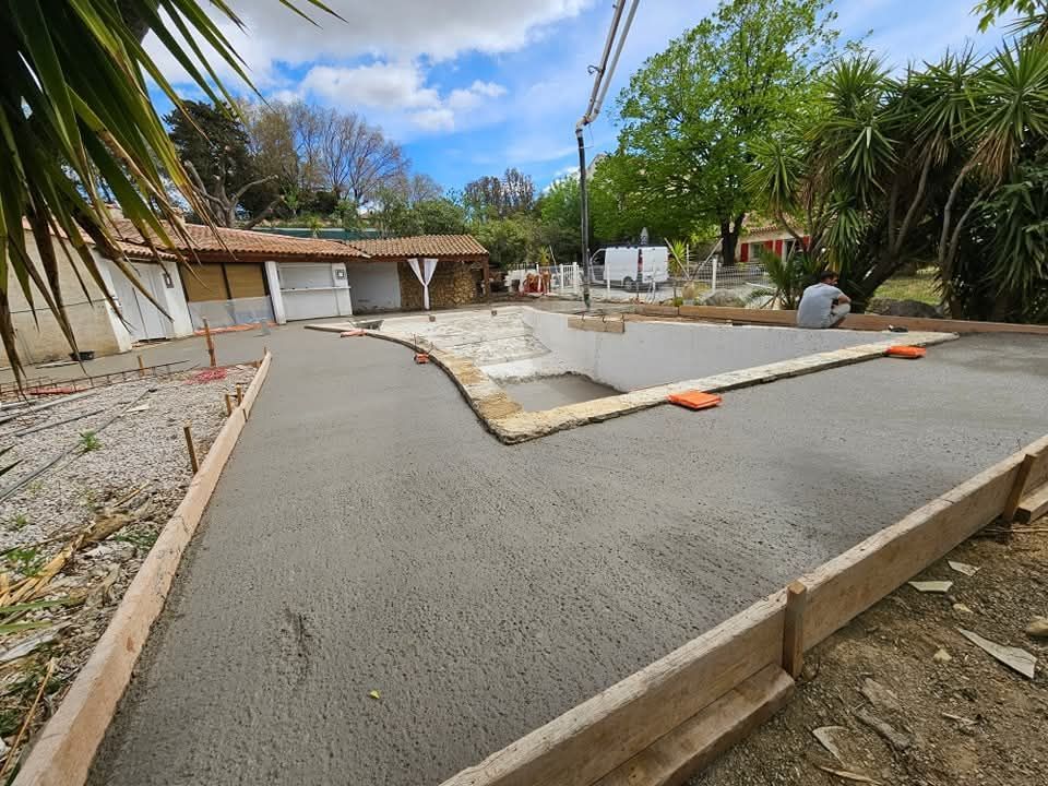 Grande zone bétonnée avec tuteurs en bois