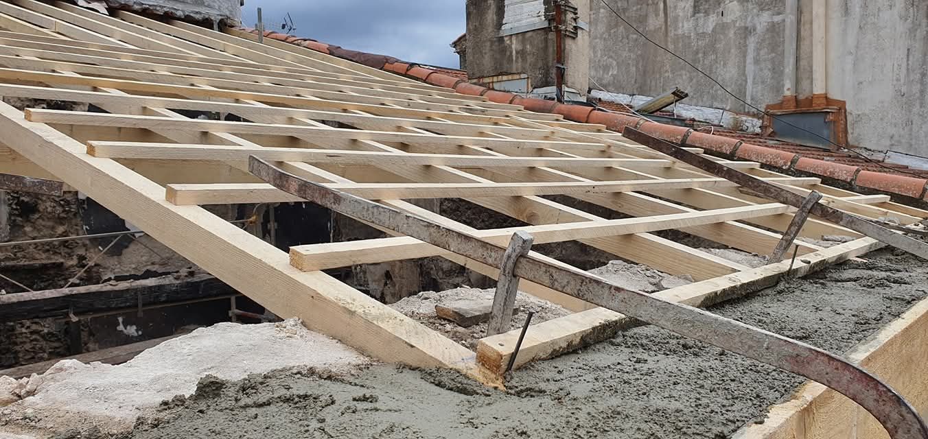 Charpente enfoncée dans du béton
