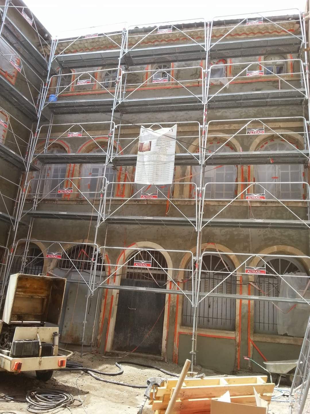 Echafaudage devant un batiment en cours de rénovation