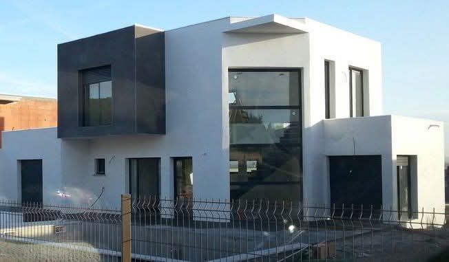 Bâtiment avec grandes vitres et façade blanche
