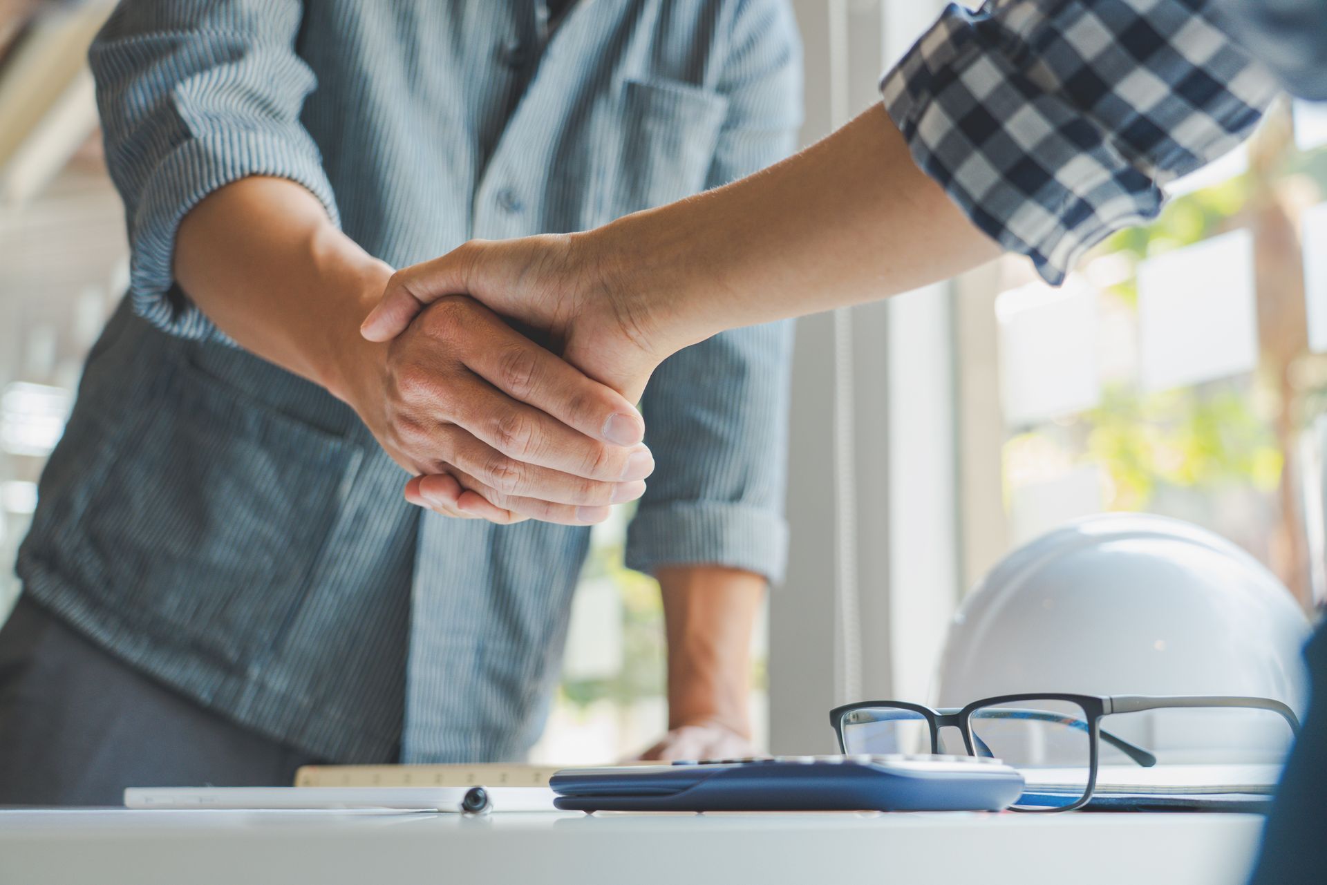 Poignée de main entre deux personnes