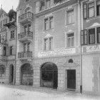 Ein Schwarzweißfoto einer Gebäudereihe in einer Stadt.