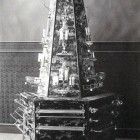 Ein Schwarzweißfoto eines Weihnachtsbaums auf einem Tisch.